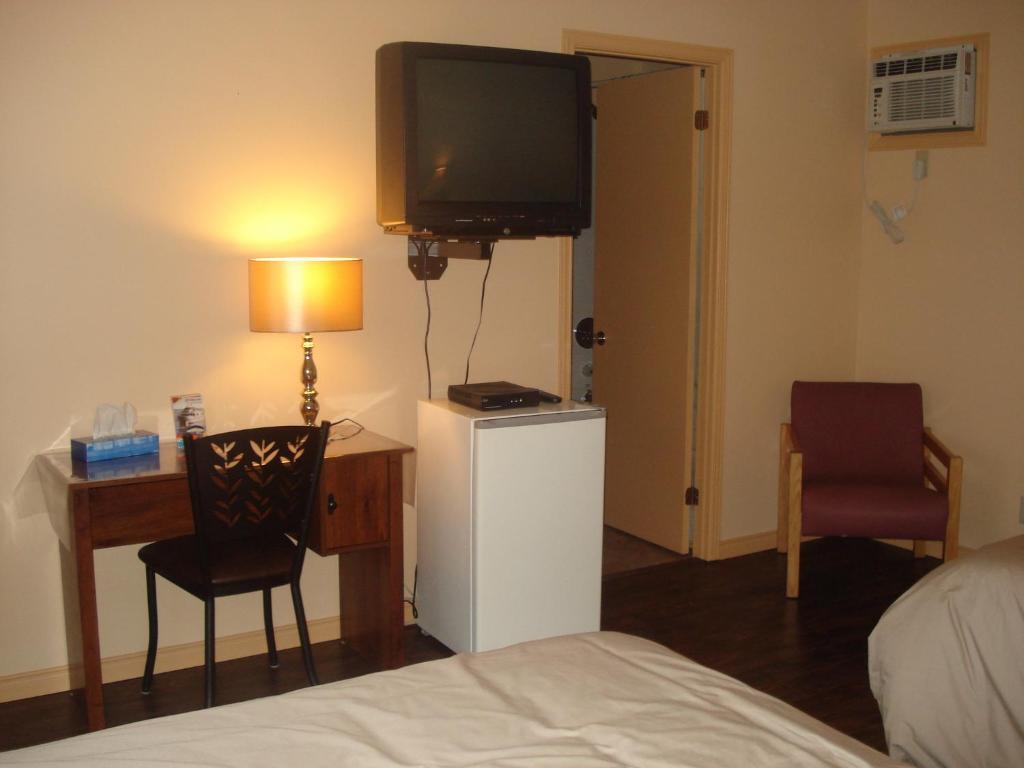 Motel La Maison De Travers Baie-Sainte-Catherine Room photo