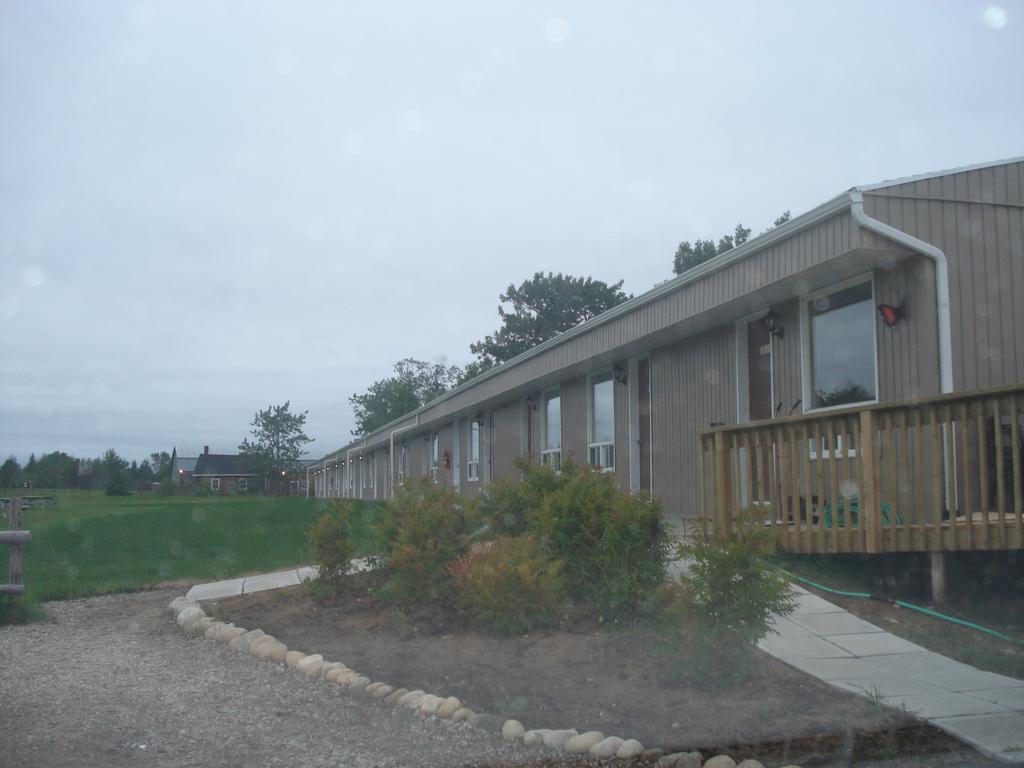 Motel La Maison De Travers Baie-Sainte-Catherine Exterior photo